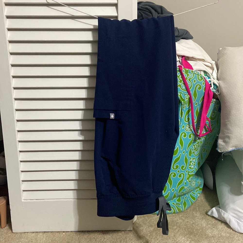 Xs Tall skinny YOLA scrub pant from figs. Navy blue